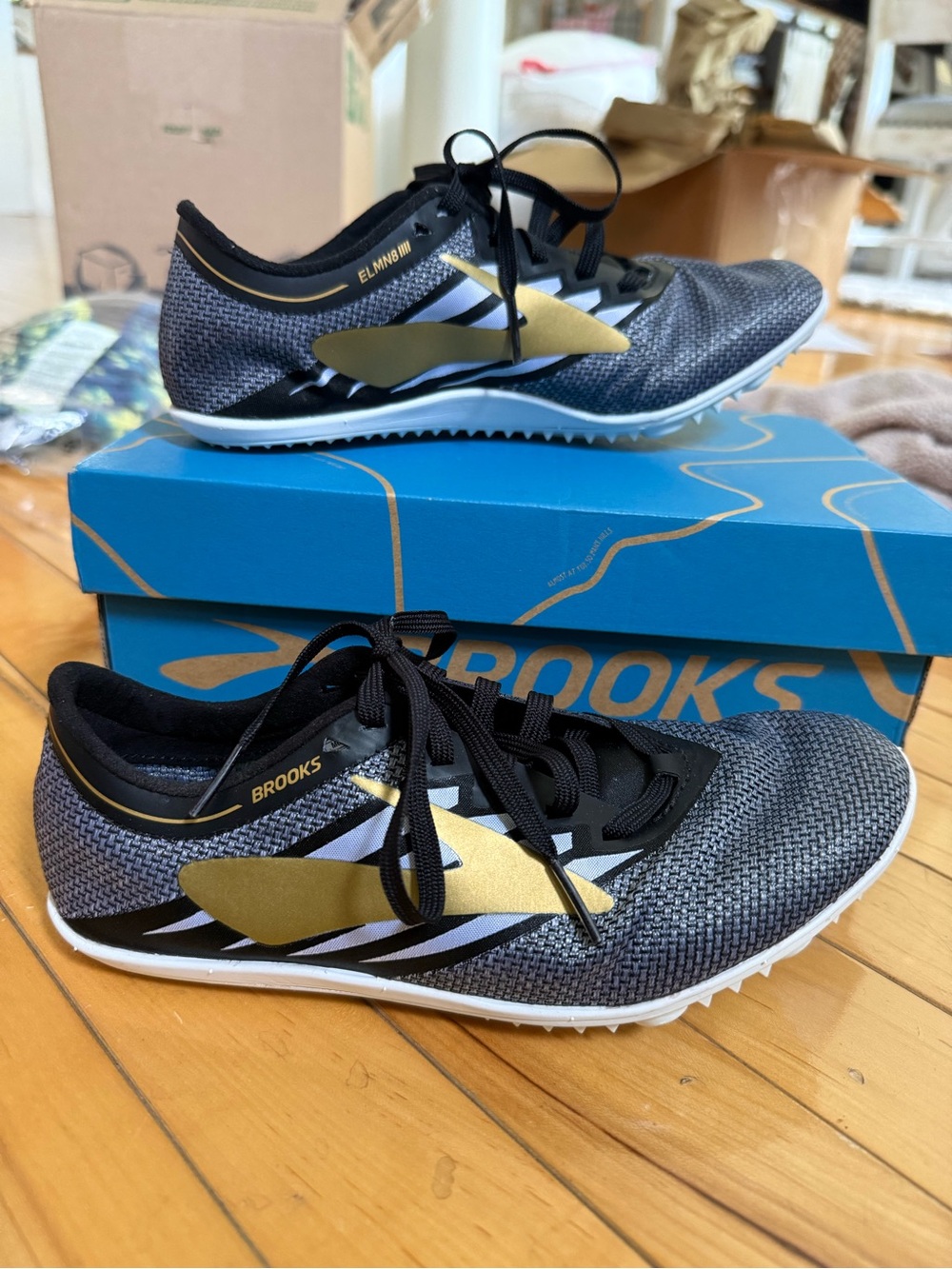 Brooks v4 Mens Size 5.5 Width D Black/ Gold/ White Track And Field Running Shoes